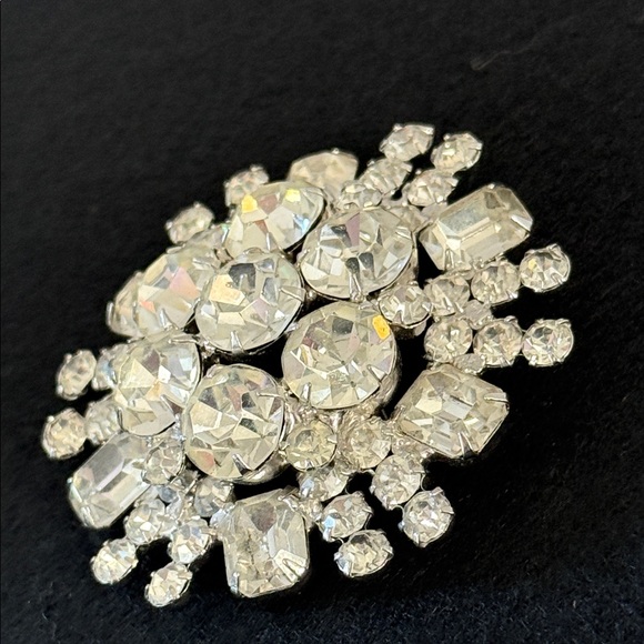 Vintage clear emerald cut & round Silver tone Cluster rhinestone Brooch pin - Picture 7 of 15